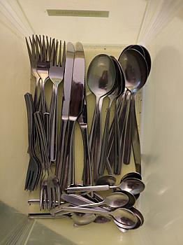 أدوات مائدة متنوعة