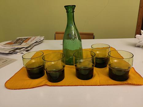 طقم زجاجي وإبريق