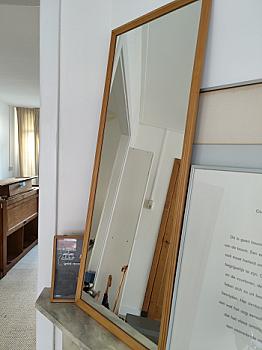 مرآة بإطار خشبي