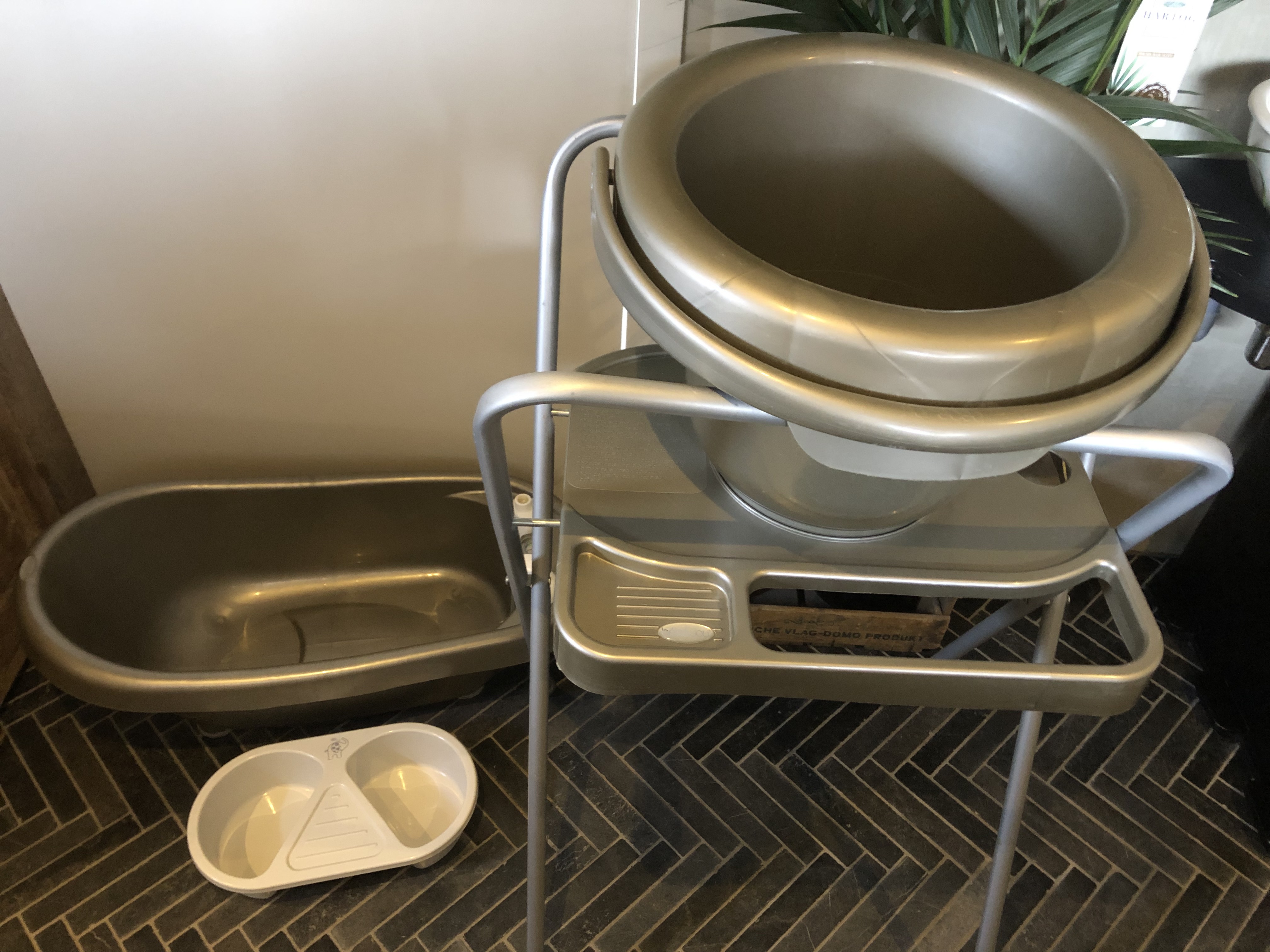 Детская ванночка на тумбе с чашечкой и раковиной.