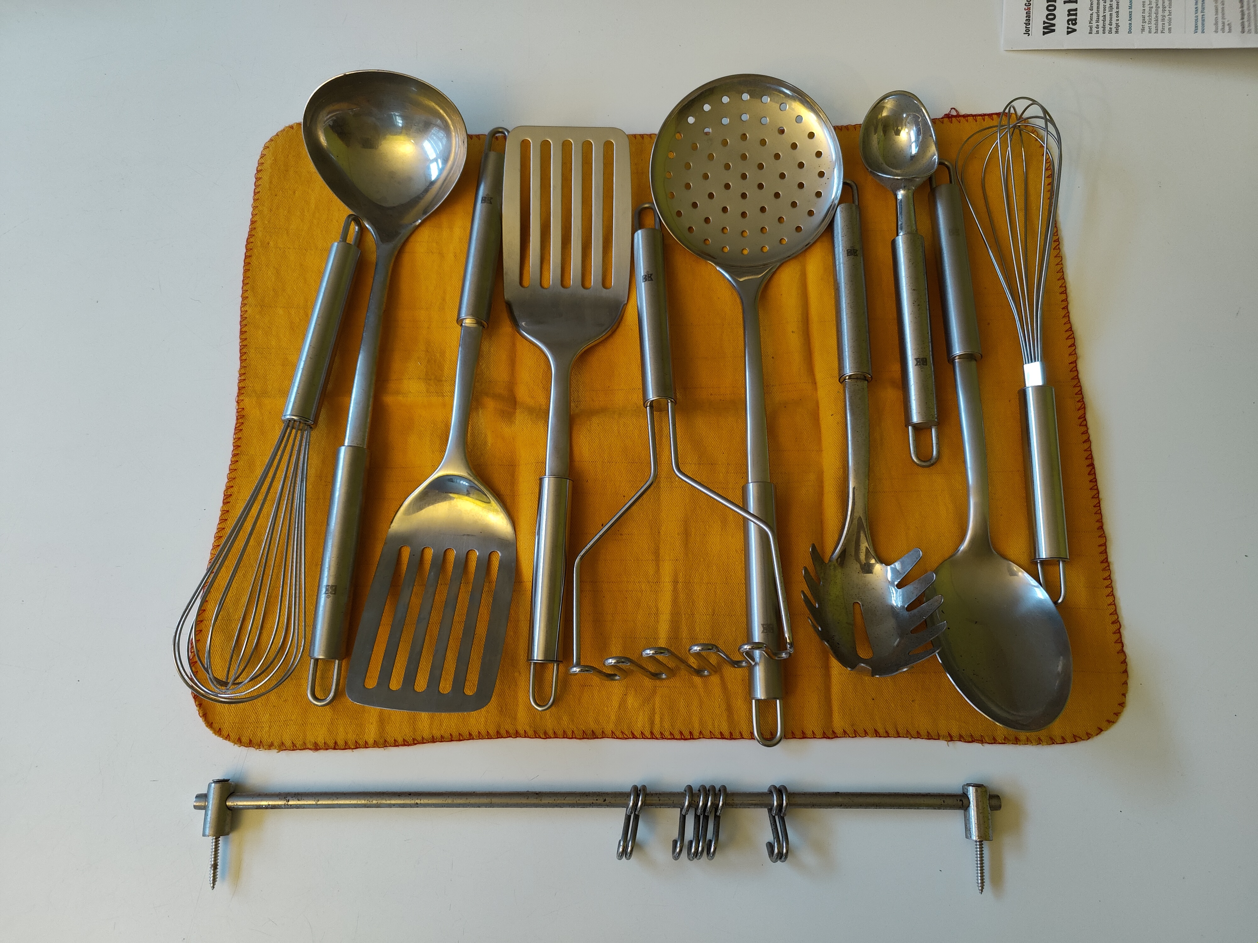 Rek met keukenbestek