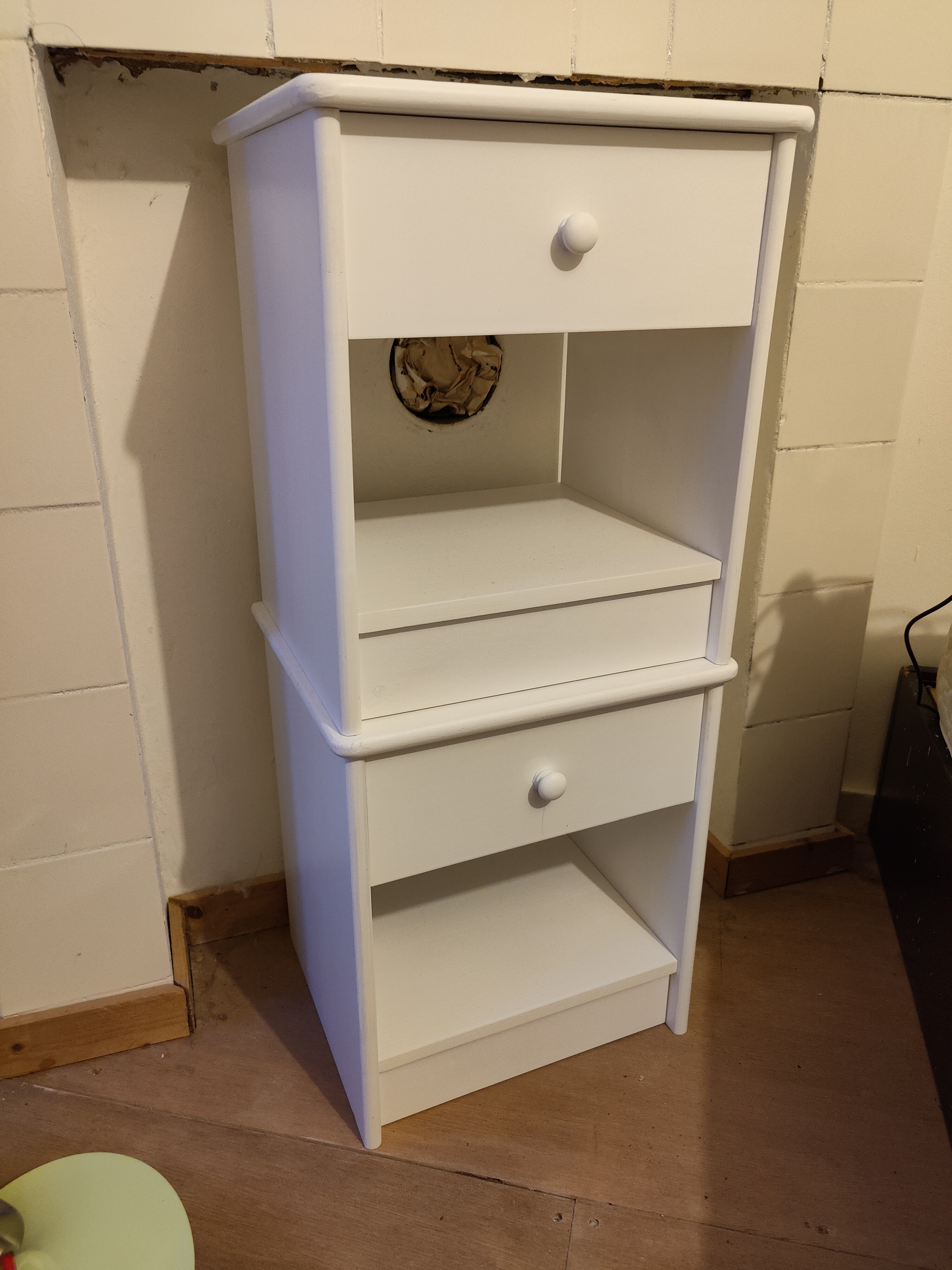 Laba miisas oo sariiro dhinac ah